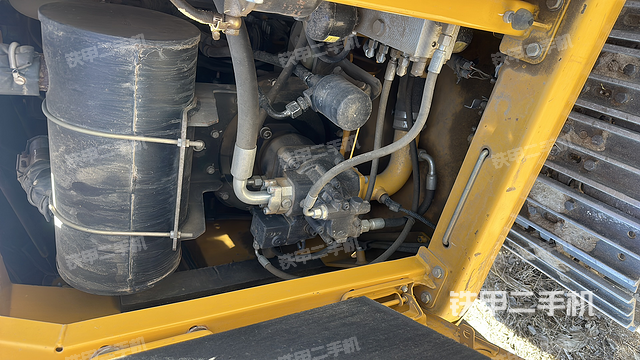 液压泵舱室正面整体（整机外观）