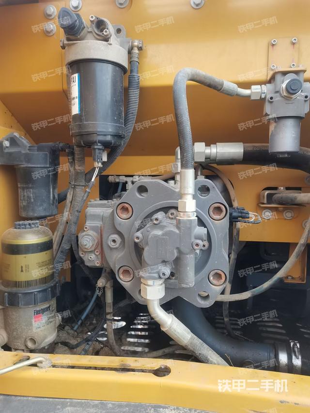 液压泵舱室正面整体（整机外观）