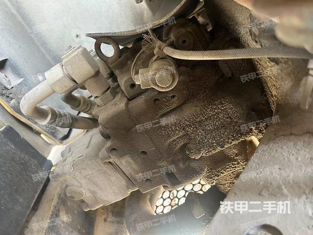 液压泵舱室正面整体（整机外观）