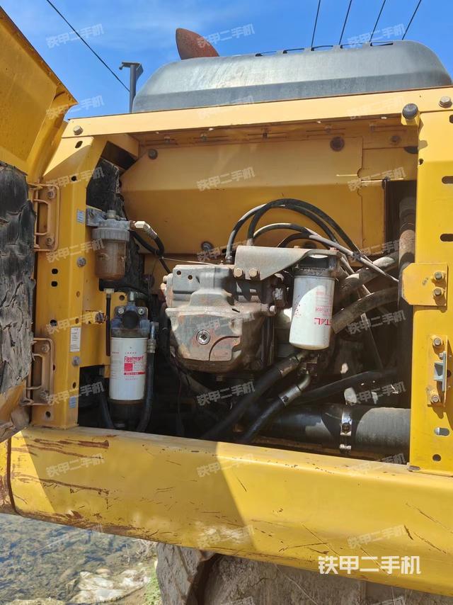 液压泵舱室正面整体（整机外观）