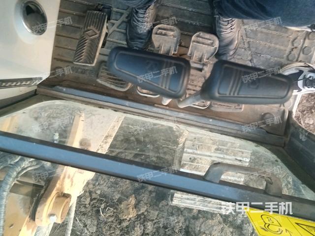 行走控制手柄和踏板?俯拍（駕駛室部分）