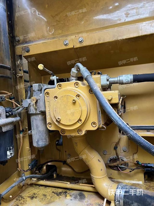 液压泵舱室正面整体（整机外观）