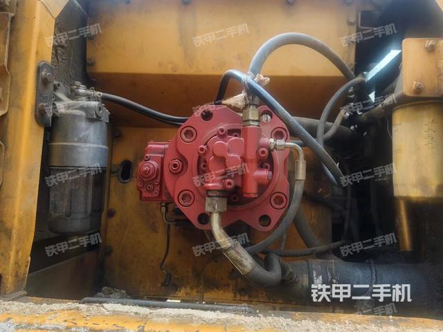 液压泵舱室正面整体（整机外观）