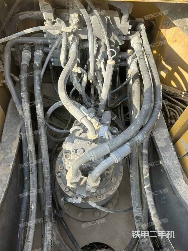 回转马达和主控阀（整机外观）