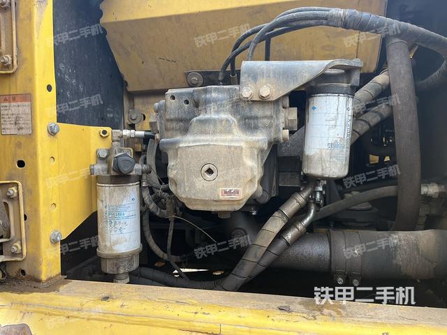 液压泵舱室正面整体（整机外观）