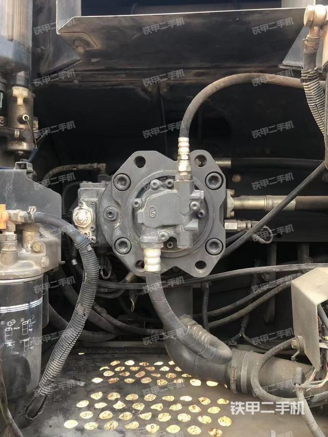 液压泵舱室正面整体（整机外观）