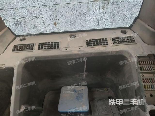 行走控制手柄和踏板?俯拍(駕駛室部分) 行走控制手柄和踏板?俯拍(駕駛室部分)