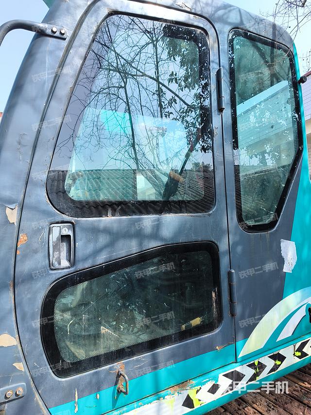 驾驶室顶部（整机外观）