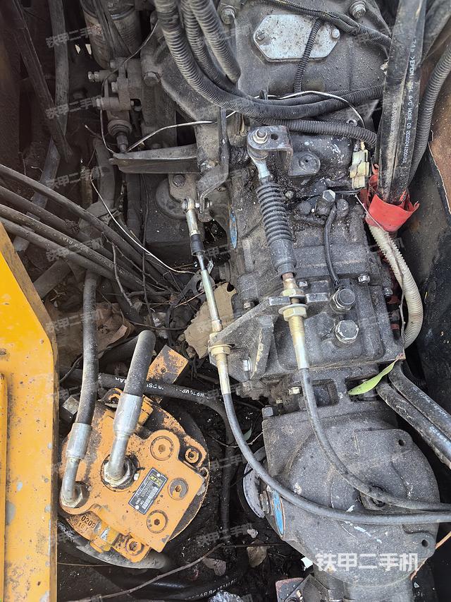 回转马达和主控阀（整机外观）