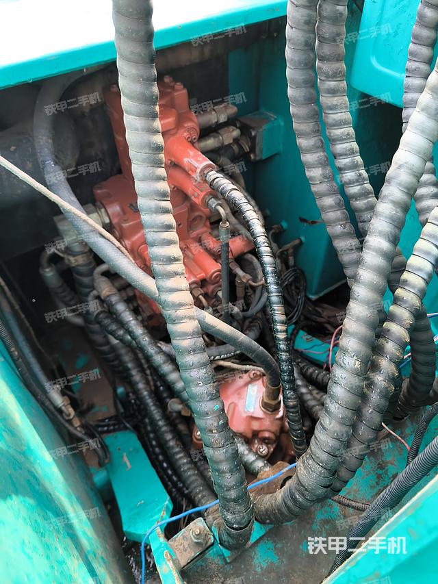 回转马达和主控阀（整机外观）