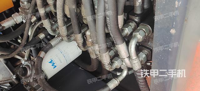 液压泵舱室正面整体（整机外观）