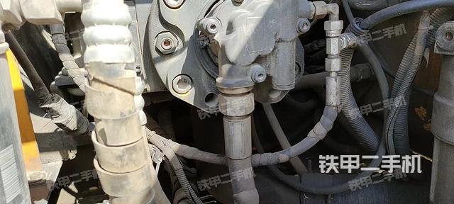 液压泵舱室正面整体（整机外观）