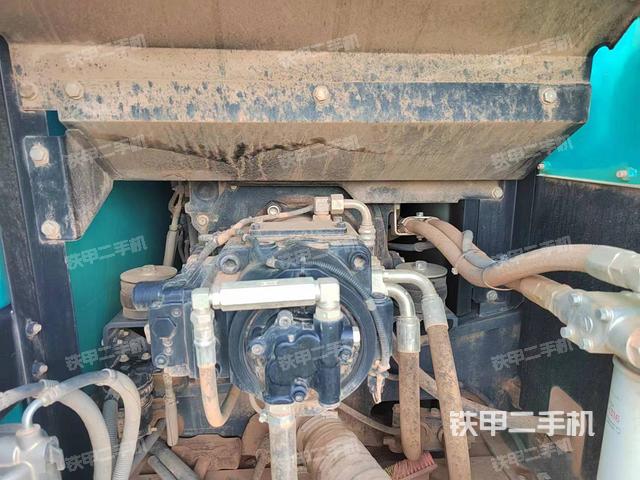 液压泵舱室正面整体（整机外观）