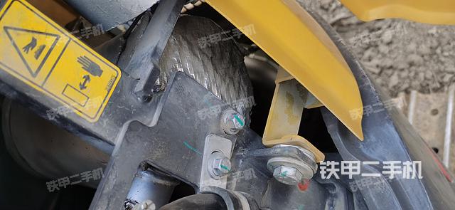 液压泵舱室正面整体（整机外观）