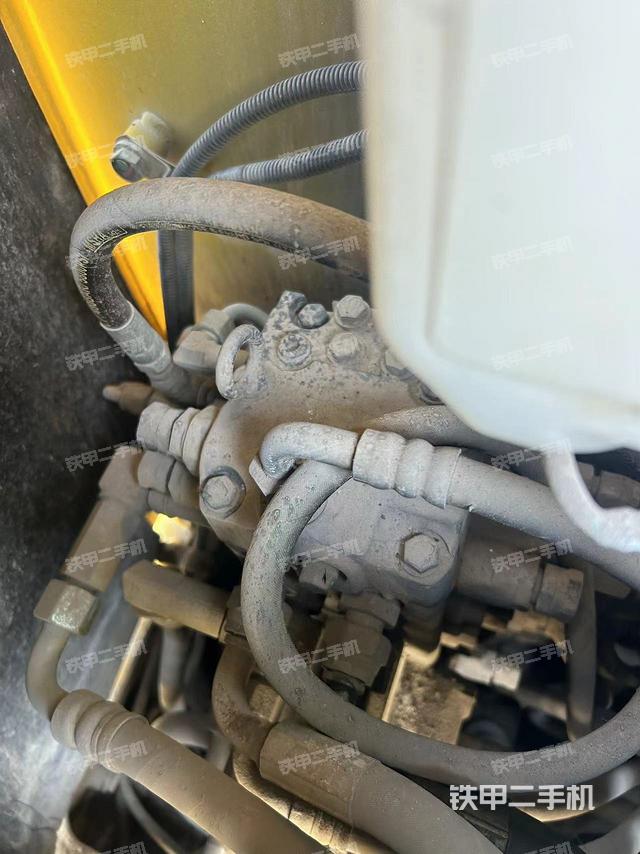 回转马达和主控阀（整机外观）