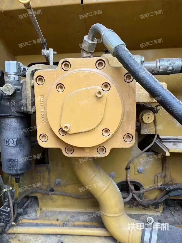 液压泵舱室正面整体（整机外观）