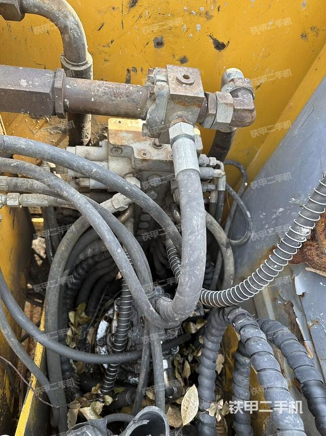 回转马达和主控阀（整机外观）