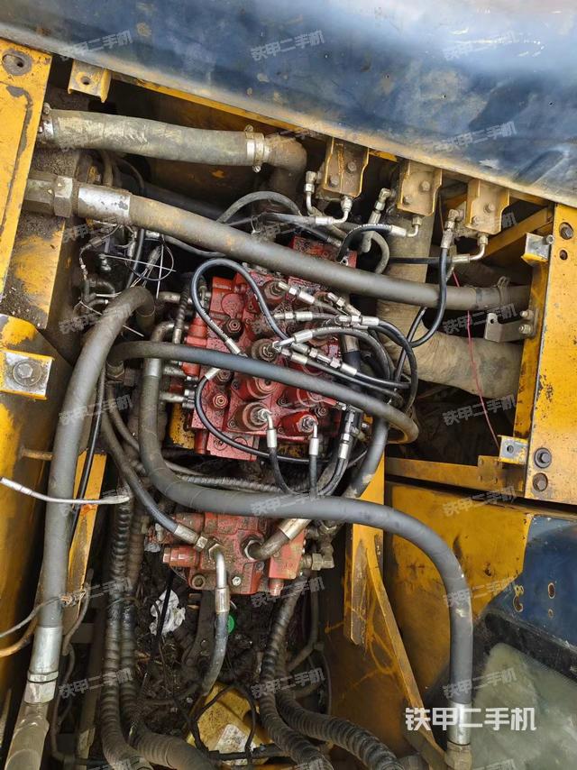 回转马达和主控阀（整机外观）