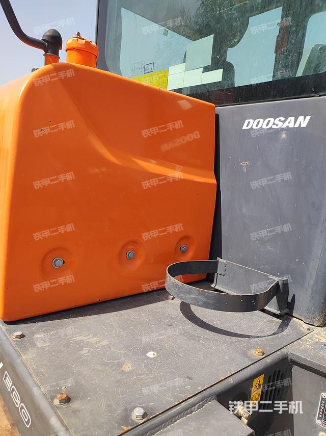 回转马达和主控阀（整机外观）