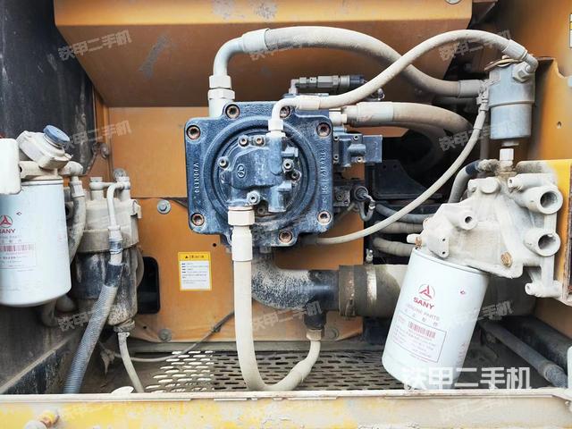 液压泵舱室正面整体（整机外观）