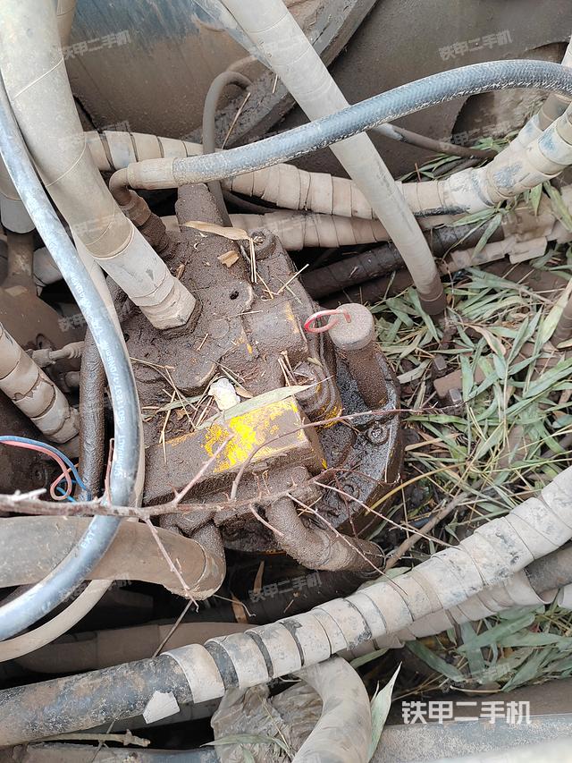 回转马达和主控阀（整机外观）