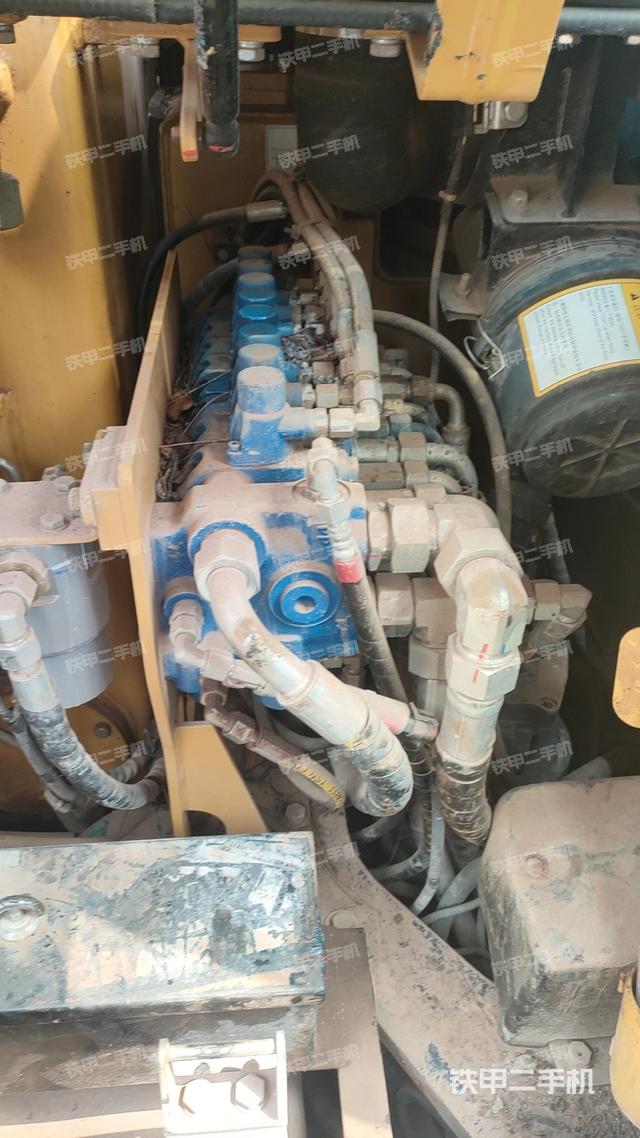 回转马达和主控阀（整机外观）