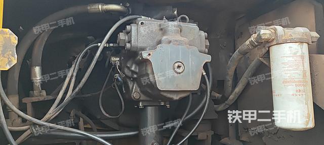 液压泵舱室正面整体（整机外观）