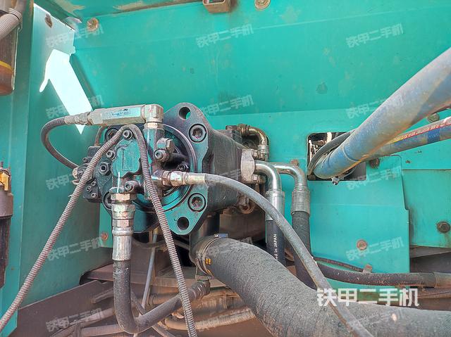 液压泵舱室正面整体（整机外观）