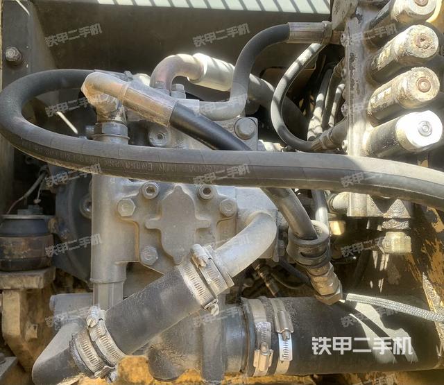 液压泵舱室正面整体（整机外观）