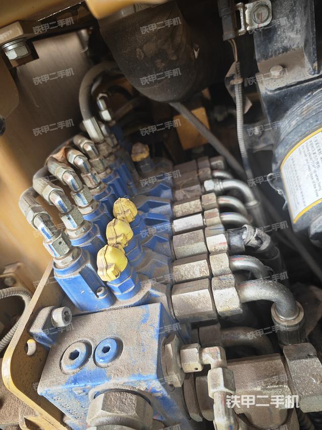 液压泵舱室正面整体（整机外观）