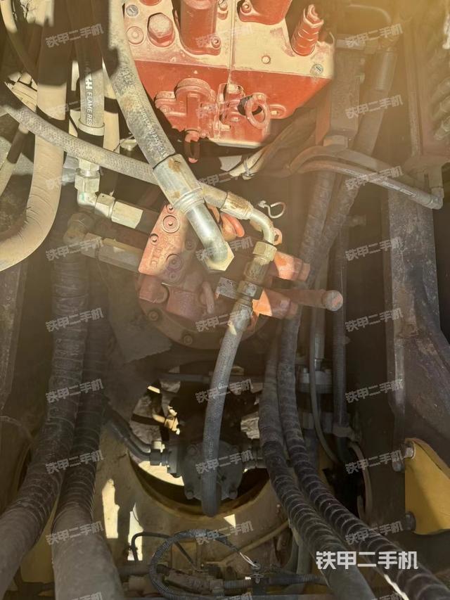 回转马达和主控阀（整机外观）