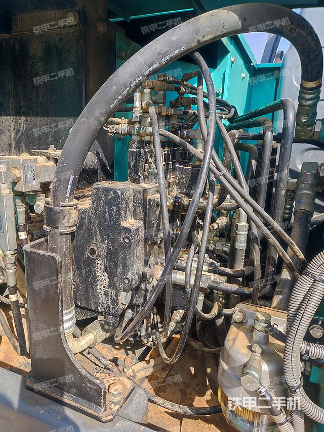 回转马达和主控阀（整机外观）