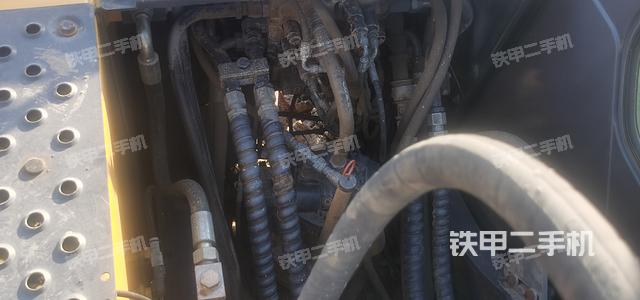 回转马达和主控阀（整机外观）