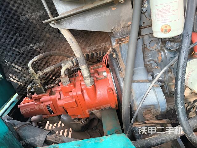 液压泵舱室正面整体（整机外观）