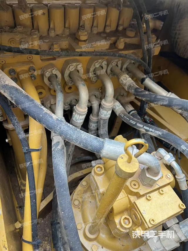 回转马达和主控阀（整机外观）