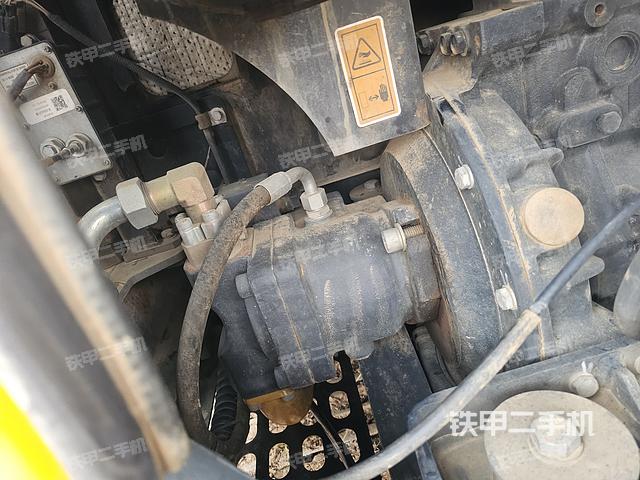 液压泵舱室正面整体（整机外观）