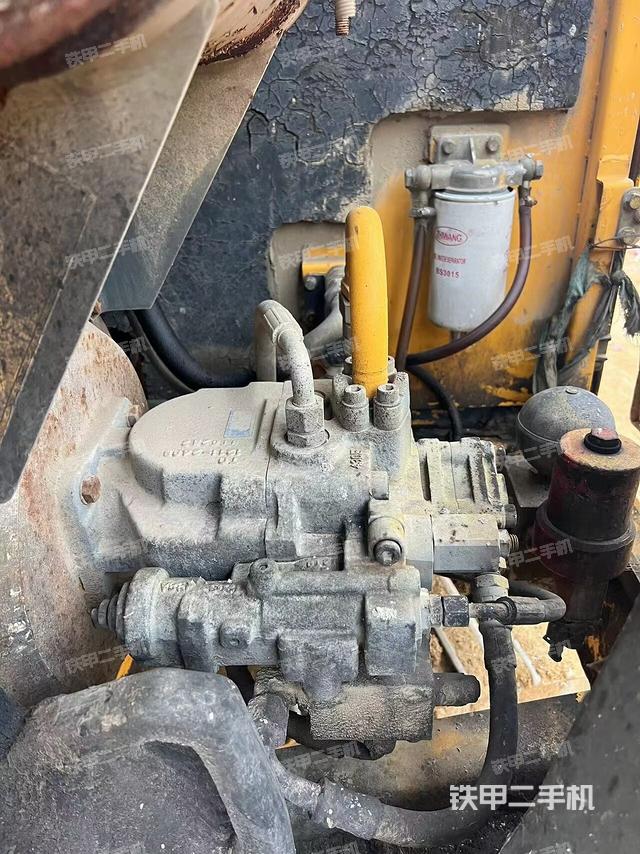 液压泵舱室正面整体（整机外观）