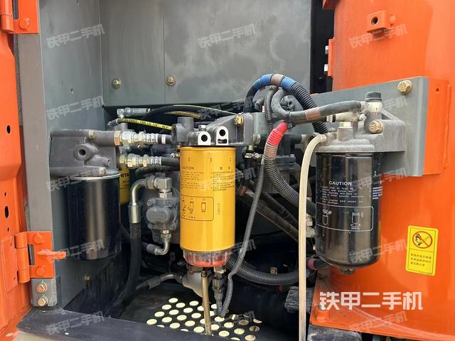 液压泵舱室正面整体（整机外观）