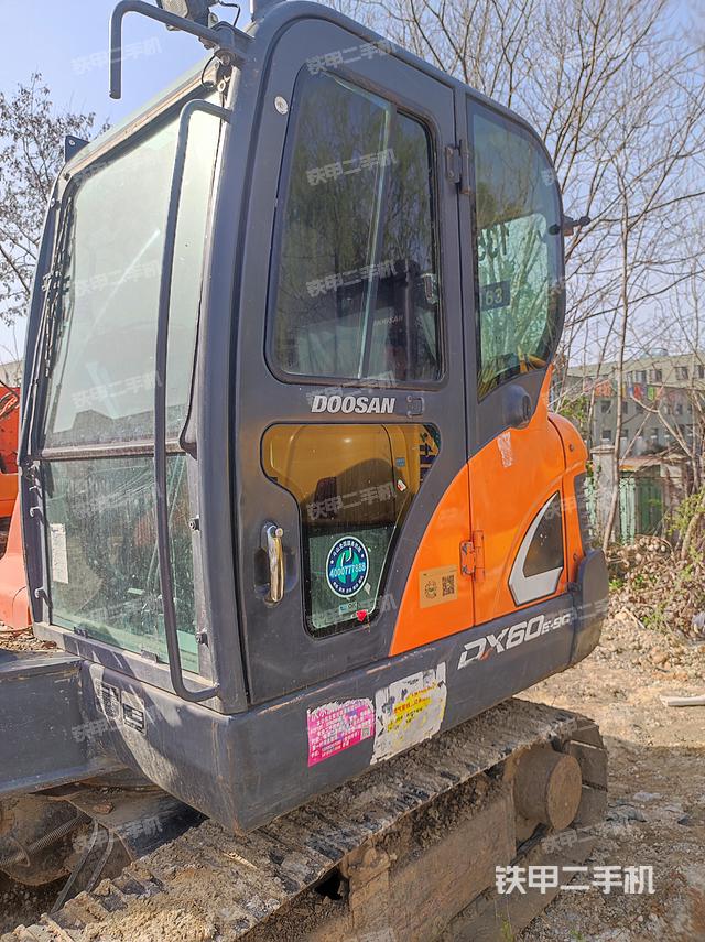 驾驶室顶部（整机外观）