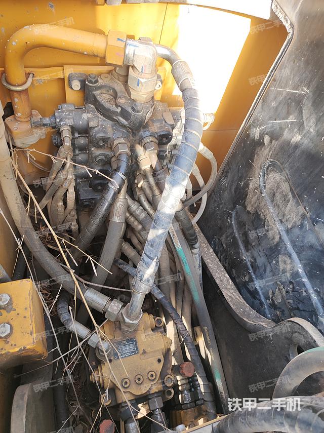 回转马达和主控阀（整机外观）