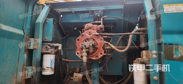 液压泵舱室正面整体（整机外观）