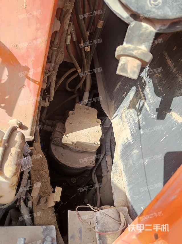 回转马达和主控阀（整机外观）