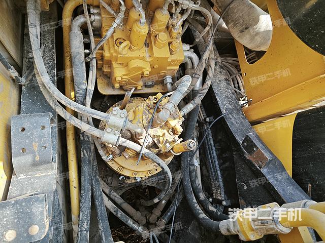 回转马达和主控阀（整机外观）