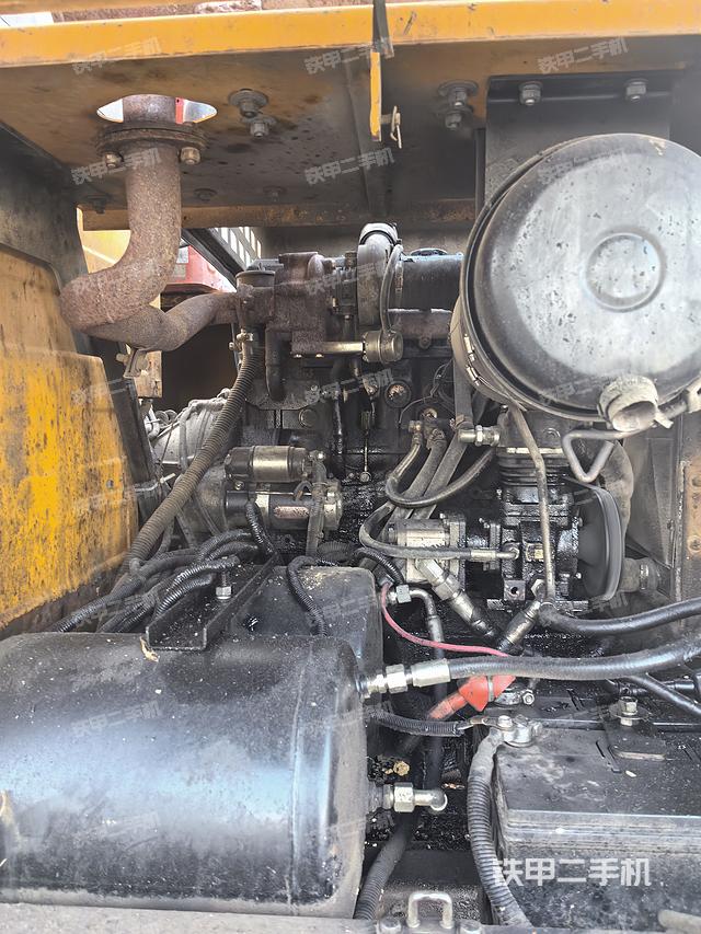 液压泵舱室正面整体（整机外观）