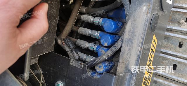 回转马达和主控阀（整机外观）