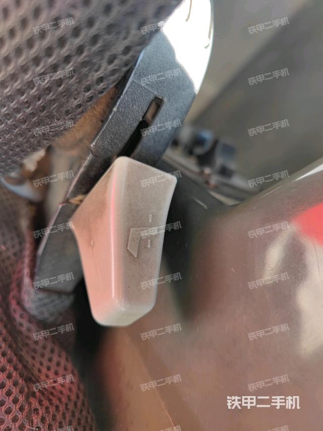 座椅右側(cè)控制臺/鑰匙門/油門/含右手柄（駕駛室部分）