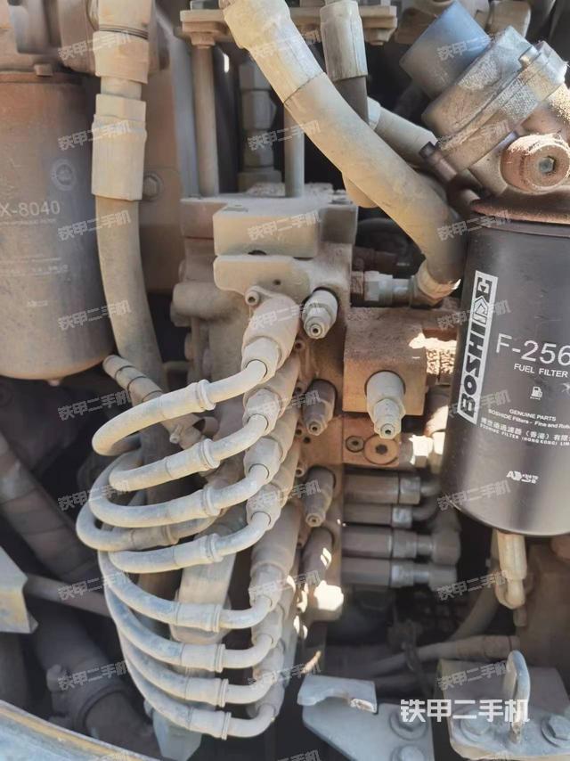 回转马达和主控阀（整机外观）