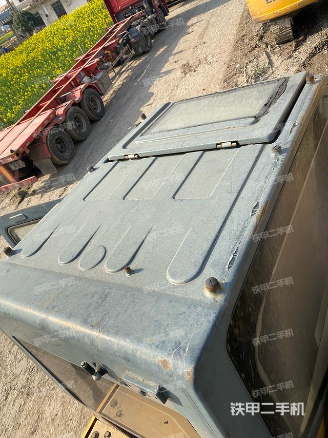 驾驶室顶部（整机外观）