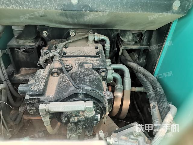 液压泵舱室正面整体（整机外观）