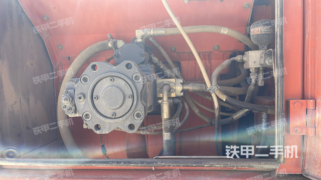 液压泵舱室正面整体（整机外观）